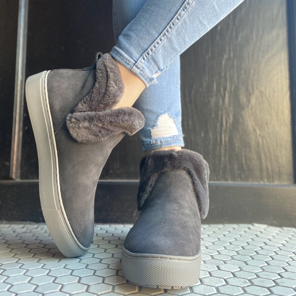 Cougar Duffy Suede Faux Fur Waterproof Ankle Bootie Sneaker Size 9